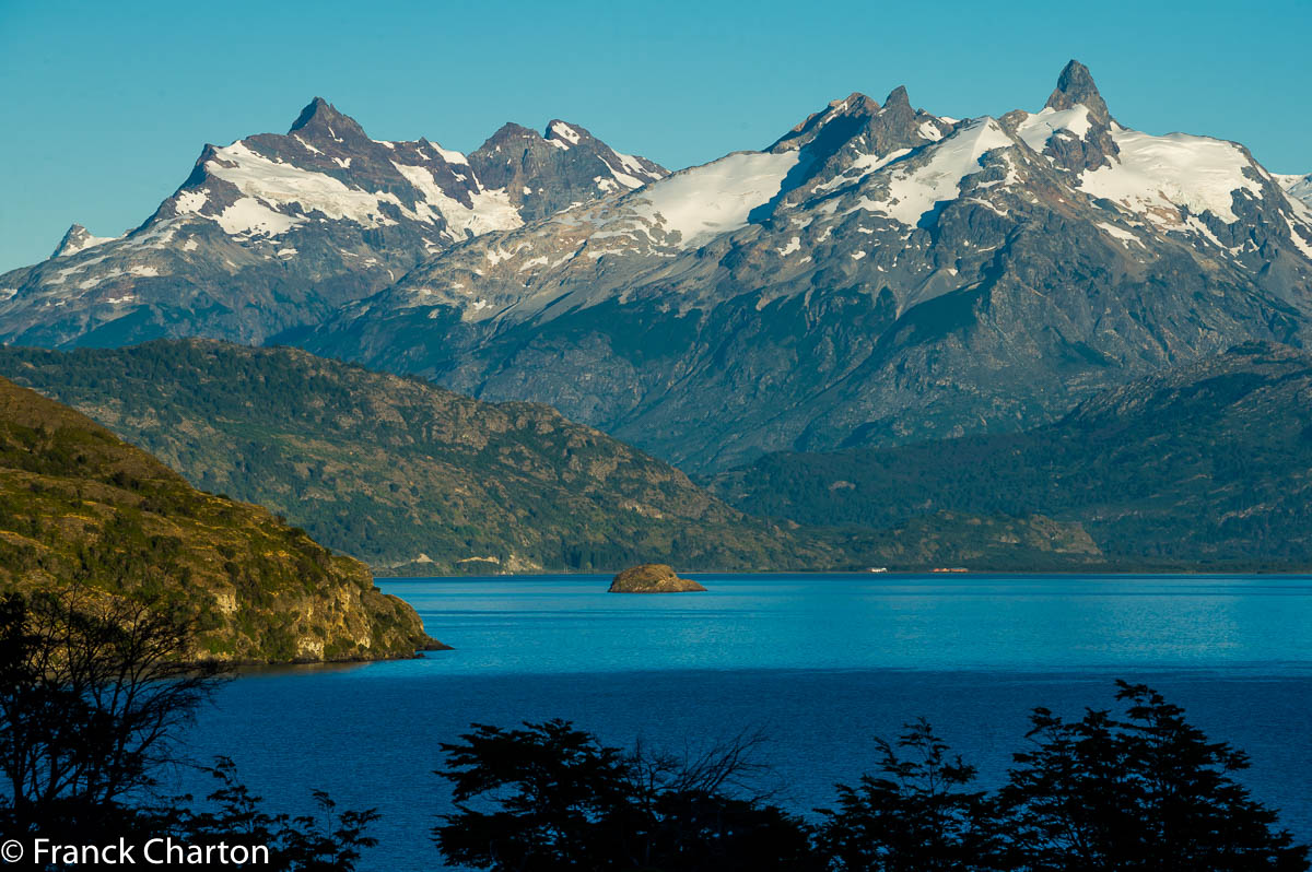 Le lac General Carrera, sous quelques sommets glaciaires, dont les contreforts du mont San Valentin (4058 m).  