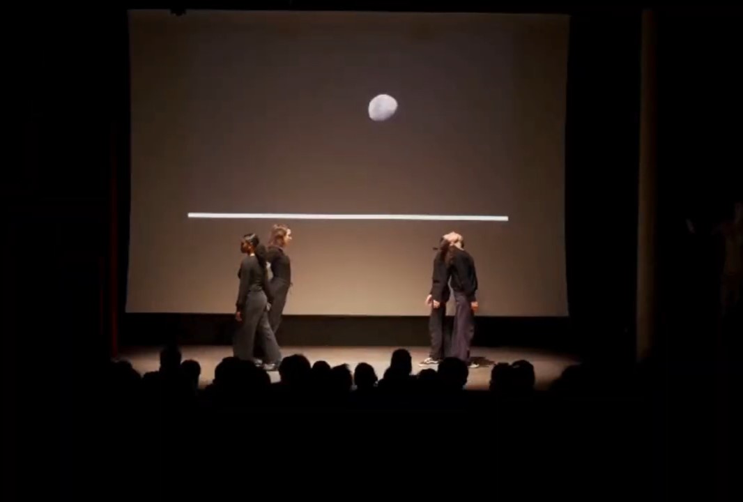 Extrait de la Conférence dansée « Un jour comme un autre » des élèves du collège Ampère d'Arles