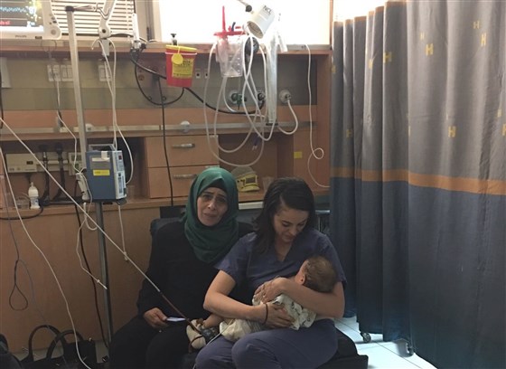 Infirmière et enfant palestinien