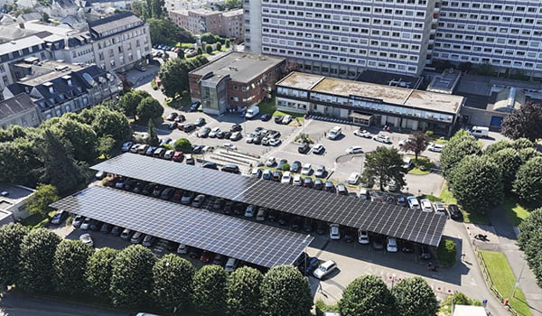 Ombrières photovoltaïques sur un parking du Centre Hospitalier du Nord Mayenne