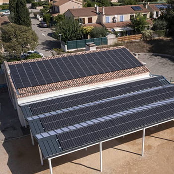 Aveppa : panneaux solaires sur le toit de l’école Cabassols à Venelles.