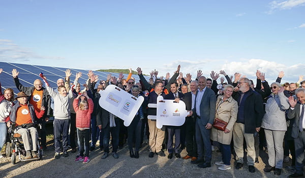 Branchement d’une prise géante symbolique par les partenaires et citoyens rassemblées pour l’inauguration du parc solaire de l’Espace du Génie