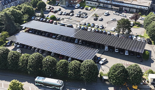 Vue aérienne des ombrières solaires du Centre Hospitalier de Laval