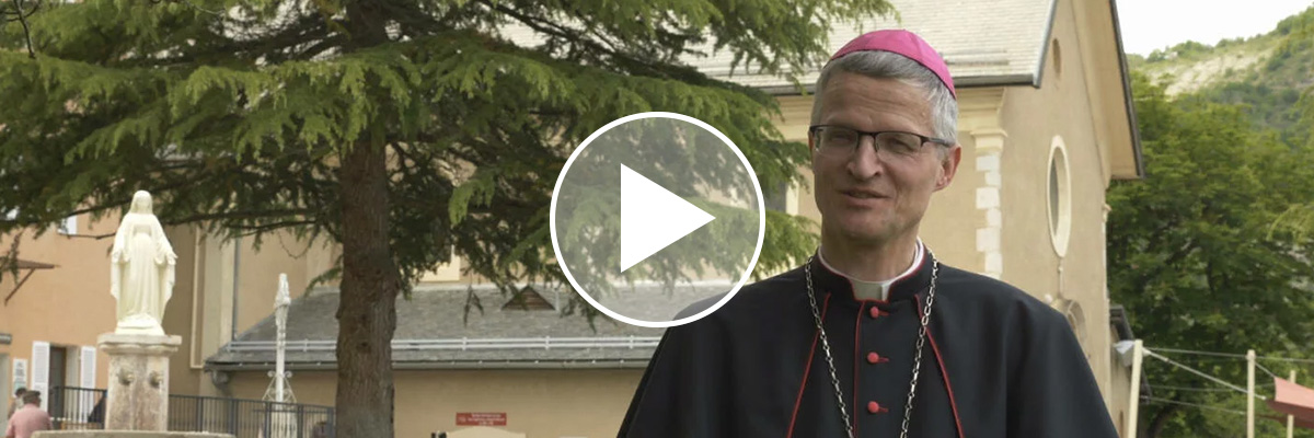 Xavier Malle, évêque de Gap-Embrun, inaugure la chaufferie citoyenne de Notre-Dame-du-Laus