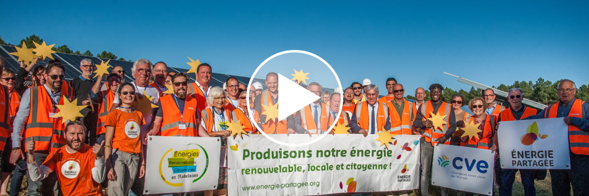 Collectif des citoyens inaugurant la centrale solaire de Saint-Benoît-la-Forêt, avec une banderole "Produisons notre énergie renouvelable, local et citoyenne".