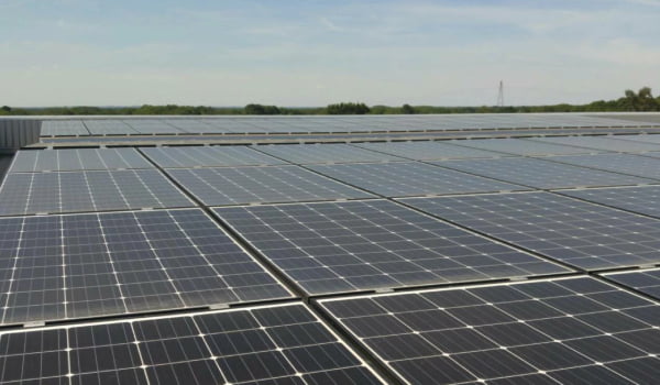 une toiture plate équipée de panneaux solaires