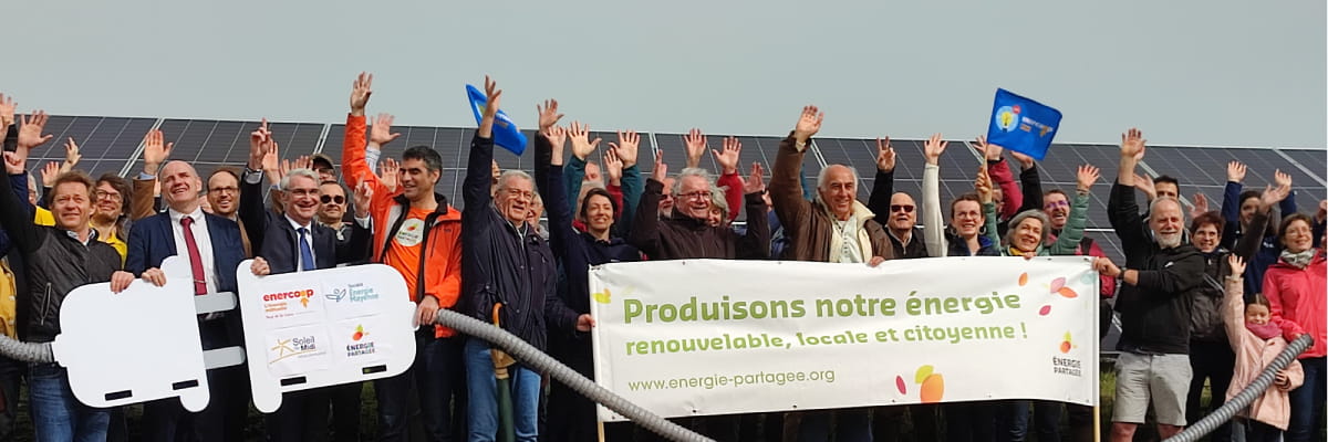 Collectif des citoyens inaugurant la centrale solaire de Saint-Benoît-la-Forêt, avec une banderole "Produisons notre énergie renouvelable, local et citoyenne".