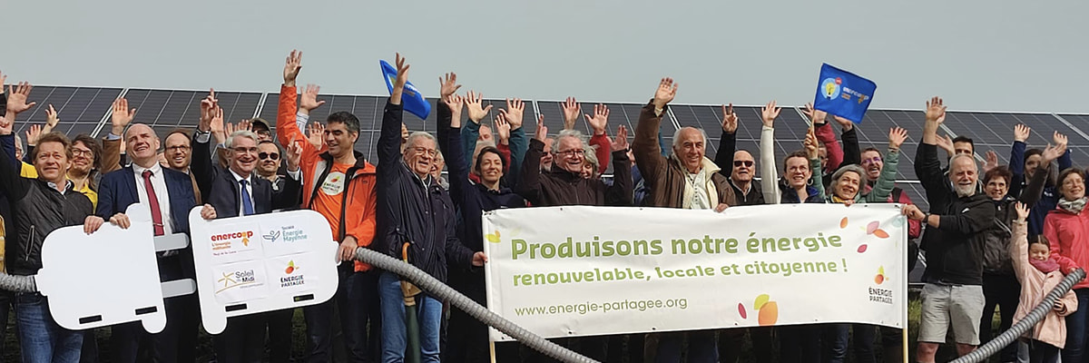 Les acteurs du projet rassemblés devant les panneaux solaires du parc photovoltaïque de Changé