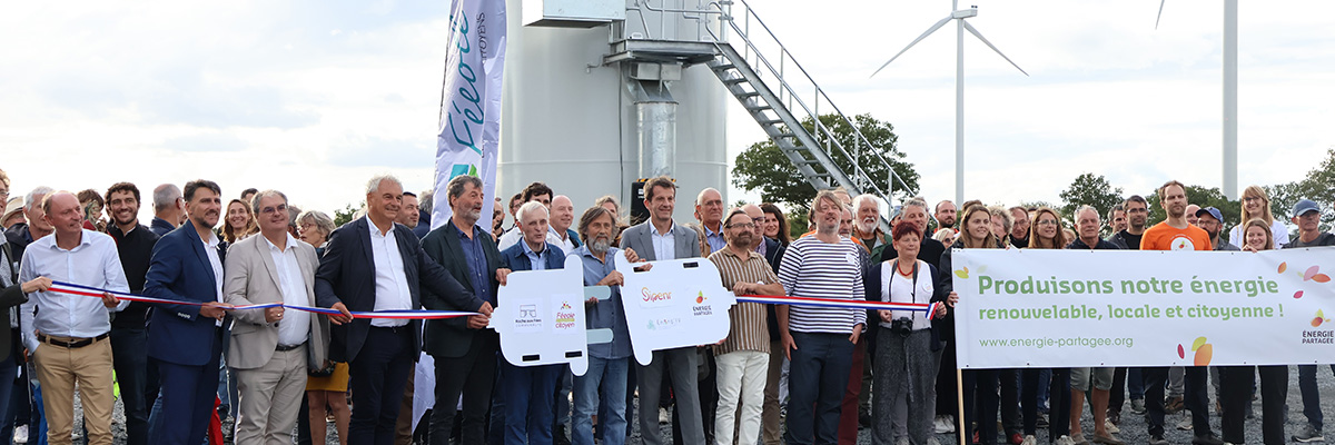 des dizaines de personnes qui connectent une prise géante lors du l'inauguration