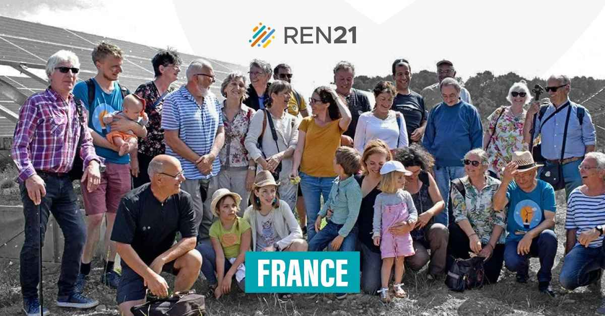 photo de groupe de citoyen devant un parc photovoltaïque 