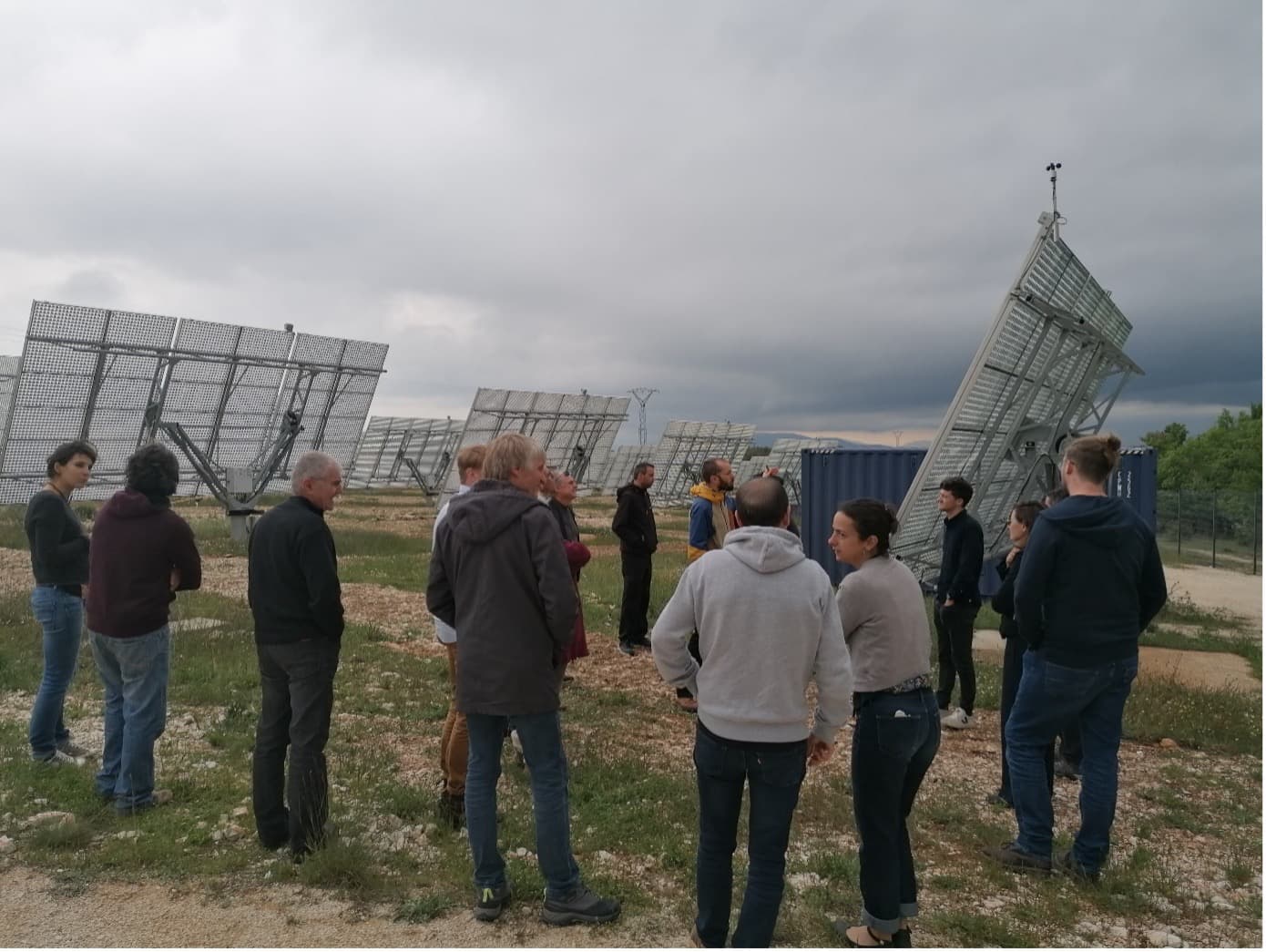 Le groupe devant des trackers d’un parc photovoltaïque au sol à Lagarde d’Apt