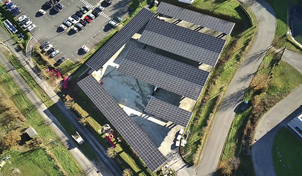 vue aérienne de la première tranche des ombrières photovoltaïques sur le site de La Glèbe