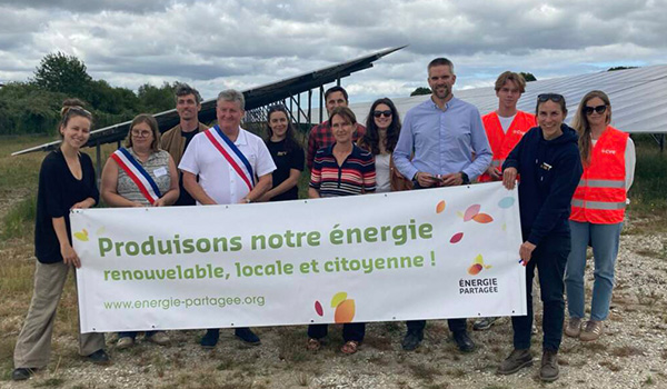 photo de groupe de l'inauguration de bon repos sur blavet