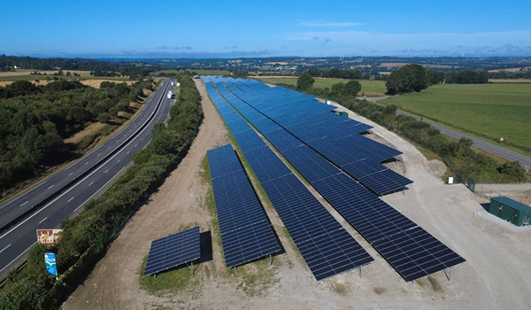 Ombrières photovoltaïques sur un parking du Centre Hospitalier du Nord Mayenne