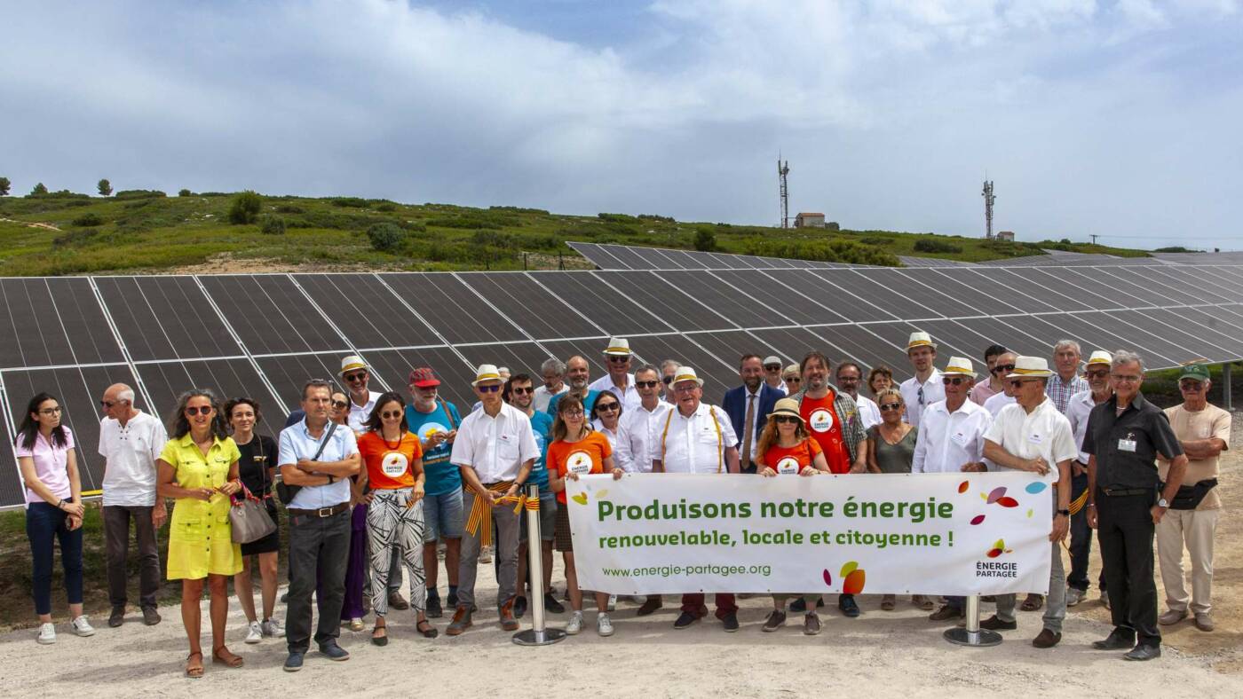 L'ensemble des acteurs du projet devant les panneaux photovoltaïques de Solaris Civis