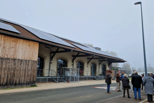 Toiture du bâtiment du Quai de la Gare à Cluny avec les participants de l'inauguration