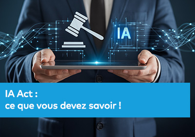 Un homme en costume tient une tablette numérique devant lui ; au-dessus de l’écran apparaissent une icône de marteau de juge et les lettres « IA », entourées de lignes et symboles lumineux représentant un environnement numérique et juridique.