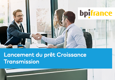 Un smartphone affiche des flux de données numériques et des icônes financières, illustrant l’échange et le traitement dématérialisé d’informations.