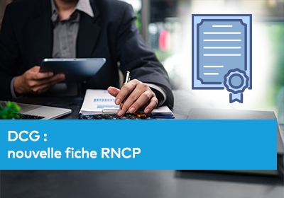 Personne en tenue professionnelle écrivant dans un carnet à côté d’une tablette numérique, avec une icône de document officiel affichée à droite de l’image.