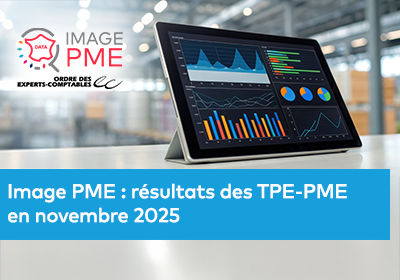 Ordinateur portable posé sur un bureau dans un environnement professionnel, affichant des tableaux de bord avec graphiques, courbes et indicateurs de performance financière.