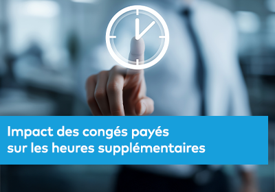 Une main tendue touche une icône d’horloge virtuelle affichée devant un arrière-plan de bureau flou.