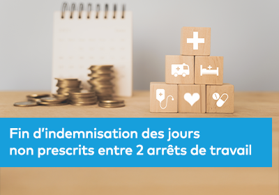 Des cubes en bois représentant des symboles de santé empilés à côté de pièces de monnaie et d’un calendrier.