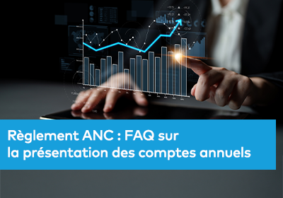 Gros plan sur une tablette avec des graphiques financiers en surimpression ; une main pointe une courbe ascendante.