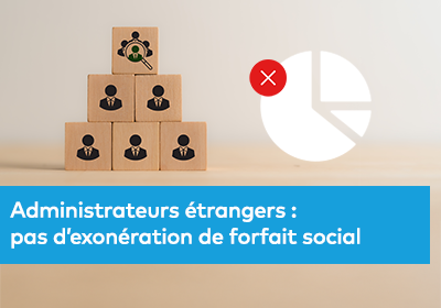Des cubes en bois empilés avec des icônes de personnes, à côté d’un diagramme circulaire partiellement effacé marqué d’une croix rouge.