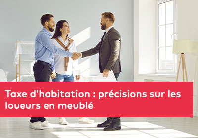 Jeune couple échangeant une poignée de main avec un agent immobilier après avoir conclu l’achat d’un appartement meublé