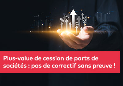 Taux d'intérêt et dividende, homme d'affaires tenant une icône de flèche vers le haut et un pourcentage avec des indicateurs graphiques pour la croissance des investissements, investissement financier des affaires, croissance des affaires, revenu, plus-value de cession de parts de sociétés.