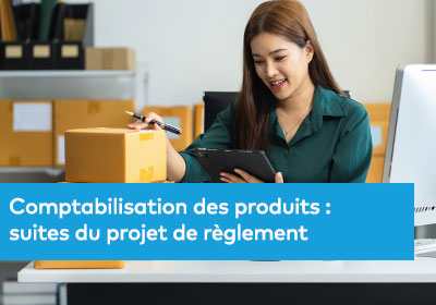 Femme vendant des produits en ligne, entrepreneure ou freelance vérifiant les commandes des clients, gérant une entreprise de commerce électronique sur des sites web et les médias sociaux.