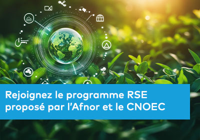 Des professionnels diversifiés se réunissent dans une salle de conférence moderne.