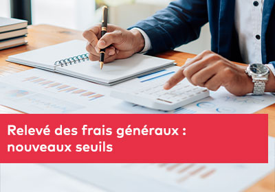 Femme d'affaires tenant des pièces de monnaie et les plaçant dans un bocal tout en utilisant un smartphone et une calculatrice pour calculer, concept d'épargne d'argent pour l'épargne salariale.