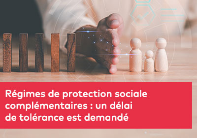 Une photo mettant en scène plusieurs figurines en bois posées sur des cubes, symbolisant la hiérarchie et la structuration des dispositifs de protection sociale, avec une lumière douce renforçant l’idée de soutien et de stabilité.