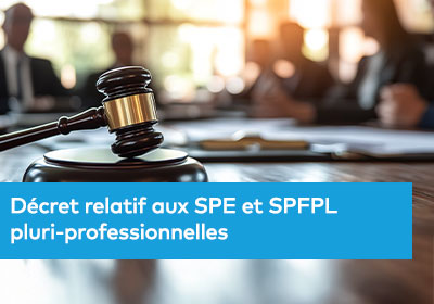 Une scène juridique avec un marteau de juge posé sur un livre de droit ouvert, symbolisant la mise en application des nouvelles réglementations encadrant les Sociétés Pluri-Professionnelles d’Exercice (SPE) et les Sociétés de Participations Financières de Professions Libérales (SPFPL).