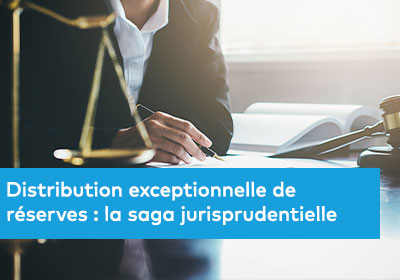 Photo d’une salle de réunion avec des documents financiers, illustrant des discussions juridiques et comptables.