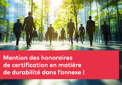 Photo d'un groupe de personnes en costume marchant dans un environnement professionnel lumineux, symbolisant la consultation et la transparence financière.