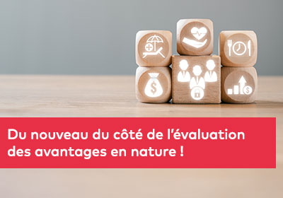 Photo d'un groupe de personnes en costume marchant dans un environnement professionnel lumineux, symbolisant la consultation et la transparence financière.