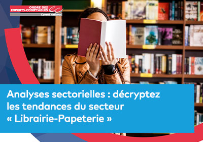 Photographie d'une personne portant un livre ouvert devant son visage