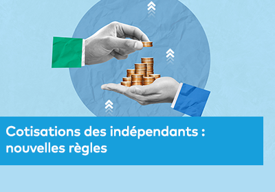 Une main dépose des pièces de monnaie sur une autre main ouverte, avec un fond bleu stylisé et des flèches blanches indiquant une croissance.