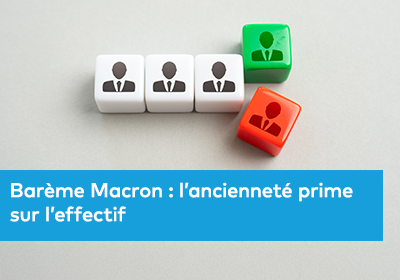 Cinq dés avec des silhouettes de personnes en costume, dont un dé vert incliné vers l’arrière et un rouge vers l’avant, suggérant une sélection ou une évaluation.