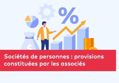 Quatre figurines en papier représentant une famille sont posées sur des piles de pièces de monnaie, avec une main tenant la dernière figurine sur la droite. En arrière-plan, un décor flou et naturel.