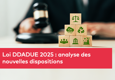 Illustration de quatre professionnels discutant devant un graphique en croissance. L’un d’eux, en costume bleu, pointe vers une flèche ascendante symbolisant la progression.