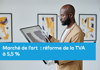 Un homme examine un tableau encadré dans une galerie d’art moderne, entouré d’œuvres abstraites accrochées aux murs.