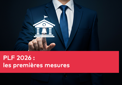 Homme en costume pointant du doigt une icône lumineuse représentant un bâtiment institutionnel, symbolisant la loi, la banque ou la gouvernance.