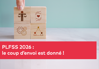 Main arrangeant des cubes en bois illustrés de symboles représentant la justice, la compassion, la collaboration et l’efficacité, symbolisant les valeurs d’entreprise ou la responsabilité sociale.