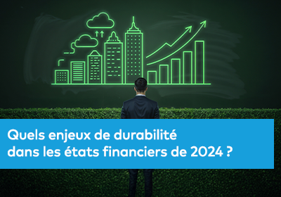 Un homme en costume regarde un tableau vert représentant des immeubles, des nuages et une flèche ascendante symbolisant la croissance durable.