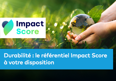 Des mains tiennent une sphère transparente contenant une plante verte, avec un logo à gauche sur fond clair.