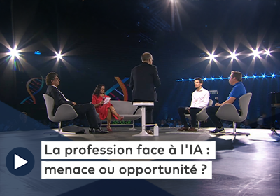 Plusieurs personnes assises sur une scène circulaire participent à un débat sous des projecteur - Visuel du replay "La profession face à l'IA : menace ou opportunité"