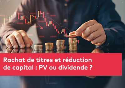 Une personne empile des pièces de monnaie sur une table, avec un graphique financier en arrière-plan.